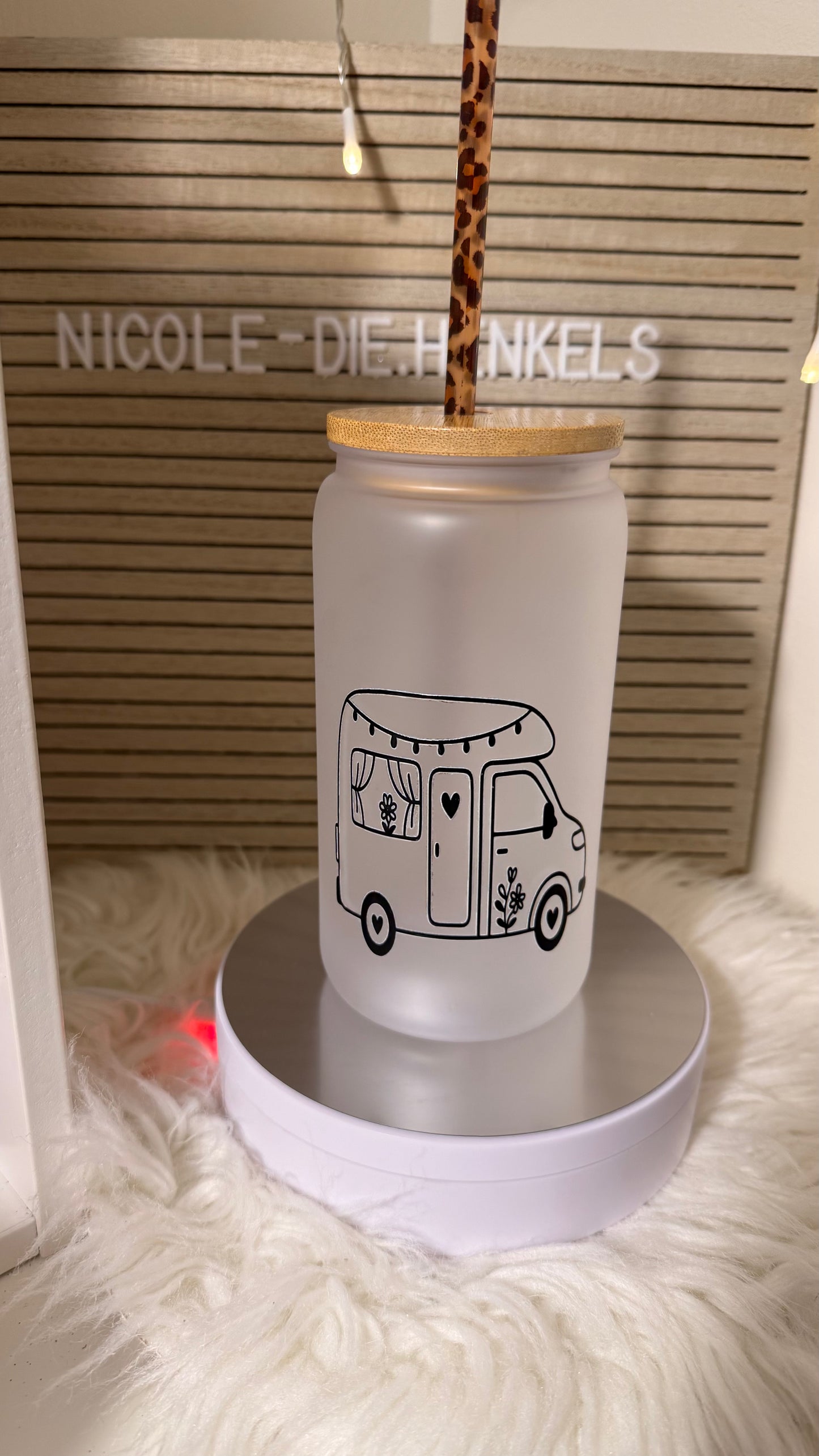 Wohnmobil milchiger Kunststoffbecher